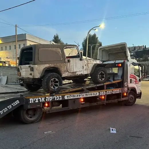 גרירת ג׳יפ על משטח